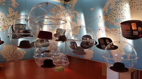 Hüte im Stadt- und Industriemuseum: Von Melone bis Bowler wurden alle in Guben gefertigt, Foto: Antenne Brandenburg/Iris Wußmann