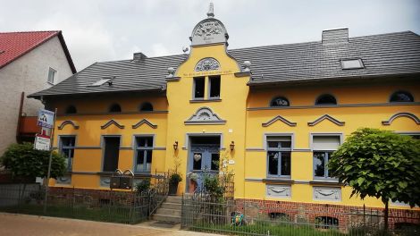In diesem ebenfalls 200 Jahre alten gelbem Gebäude ist eine große Ferienwohnung für bis zu 6 Gäste untergebracht, Bild: Antenne Brandenburg/Britta Streiter