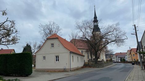 Im Vordergrund die ehemalige Schule und der jetztige Jugendclub, im Hintergrund die Kirche, Bild: Antenne Brandenburg/Aline Lepsch