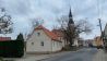 Im Vordergrund die ehemalige Schule und der jetztige Jugendclub, im Hintergrund die Kirche, Bild: Antenne Brandenburg/Aline Lepsch