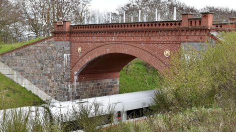 An der Bahnstrecke Berlin – Hamburg steht nahe des Karstädter Ortsteils Streesow die Löwenkopfbrücke. Sie gilt als eine der ältesten erhaltenen Brücken über Bahnstrecken in Deutschland, Bild: Antenne Brandenburg/Björn Haase-Wendt