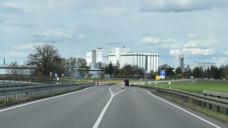 Die „Skyline“ von Karstädt – so nennen einige Einwohner den Blick auf den Hauptort, der schon von weiterem wegen der großen Getreidesilos zu sehen ist, Bild: Antenne Brandenburg/Björn Haase-Wendt