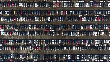 großer Auto-Parkplatz in Ketzin, Bild: imago images/Florian Gaertner