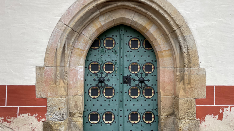 Eingangstür zur evangelischen Kirche, in der heutigen Form wurde das Gebäude 1906 umgebaut, Foto: Josefine Jahn, Antenne Brandenburg