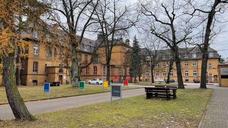 In dem Gebäudekomplex war ab 1899 ein Bergmannkrankenhaus untergebracht. Seit 2006 sind hier am Standort Jugendhilfe, Pflegeausbildung, Internat und Verpflegung, Begegnungsstätte für junge und alte Menschen aus der Region miteinander verkoppelt,Foto: Josefine Jahn, Antenne Brandenburg