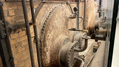 Zwei alte Brennöfen in der heutigen Lernbar, in der Kantine und Lernraum sich miteinander verbinden. Das Alte bleibt museal erhalten, Foto: Josefine Jahn, Antenne Brandenburg