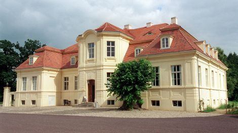 Blick auf das 1726 für den Adligen Friedrich Wilhelm von Rochow errichtete Barockschloss in Reckahn, einem Ortsteil von Kloster Lehnin, Foto: dpa/Karlheinz Schindler