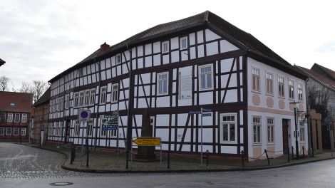 Markantes Bauwerk im Stadtzentrum – das „Deutsche Haus“. Zwischen 2013 und 2015 wurde das Gebäude und frühere Hotel umfassend saniert. Heute beherbergt es das Lenzener Auenforum mit Kulturstube, Kochwerkstatt und Filzwerkstatt., Bild: Antenne Brandenburg/Björn Haase-Wendt