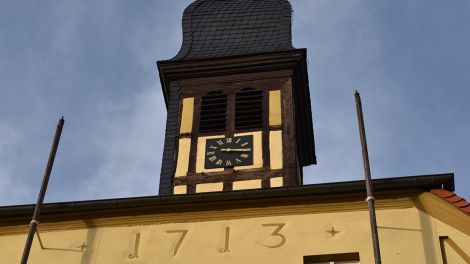 Am Lenzener Rathaus lohnt der Blick nach oben. Am Turm gibt es eine der wenigen Einzeiger-Uhren in Deutschland. , Bild: Antenne Brandenburg/Björn Haase-Wendt