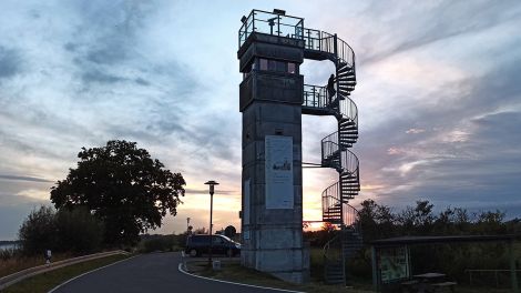 Relikte aus vergangenen Zeiten: der alte Grenzturm am Fähranleger Lenzen erinnert an die deutsch-deutsche Teilung. Heute kann der Grenzturm besichtigt werden, Bild: Antenne Brandenburg/Björn Haase-Wendt