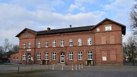 Lenzen im alten Bahnhofsgebäude. Die Bahnstrecke in Lenzen wurde 1945 stillgelegt. In das ehemalige Bahnhofsgebäude ist eine Grundschule untergebracht. Zur Erinnerung an die frühere Funktion steht auf dem Schulhof noch ein alter Eisenbahnwaggon, Bild: Antenne Brandenburg/Björn Haase-Wendt