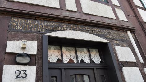 In der Lenzener Altstadt besitzen zahlreiche Häuser noch historische Hausbalken-Inschriften. Sie thematisieren meist religiöse Wünsche der Hausherren, Bild: Antenne Brandenburg/Björn Haase-Wendt