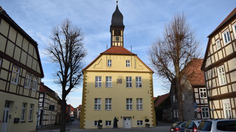 Lenzens Rathäuser fielen immer wieder großen Stadtbränden zum Opfer. Das jetzige wurde 1713 wiederaufgebaut und mit einem Turm versehen. Die Besonderheit: die Einzeigeruhr und die Sonnenuhr, Bild: Antenne Brandenburg/Björn Haase-Wendt