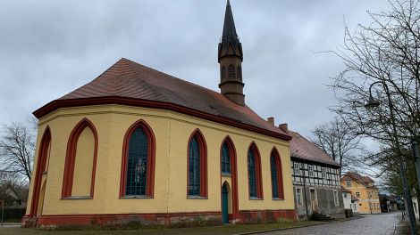 Die evangelische Landkirche von Lieberose steht unweit des Marktes und direkt neben der Ruine der zerstörten Stadtkirche, Bild: Antenne Brandenburg/Daniel Friedrich