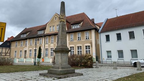 Die historische Postmeilensäule an ihrem neuen Standort vor der Grundschule, Bild: Antenne Brandenburg/Daniel Friedrich