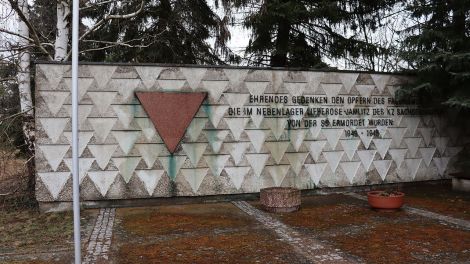 Die Gedenkwand der KZ-Gedenkstätte in Lieberose, Bild: Antenne Brandenburg /Marie-Thérèse Harasim