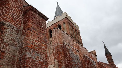 Zwei Kirchtürme hintereinander mit leicht unterschiedlicher Ausrichtung, Bild: Antenne Brandenburg /Marie-Thérèse Harasim