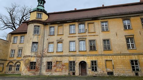 Innenhof mit Blick auf den Schlossflügel mit Taubenturm, Bild: Antenne Brandenburg/Daniel Friedrich