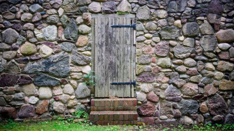 Holztür in der aus Feldsteinen gesetzten Stadtmauer, Bild: dpa/Soeren Stache