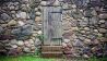 Holztür in der aus Feldsteinen gesetzten Stadtmauer, Bild: dpa/Soeren Stache
