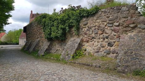 Die Lychener Stadtmauer ist bis heute ein beeindruckendes Bauwerk. Erbaut vor über 750 Jahren muss sie heute aber keine Feinde mehr abschrecken, Foto: Antenne Brandenburg, Eva Kirchner-Rätsch