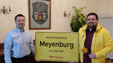 Ortsschildübergabe Meyenburg: Bürgermeister Falko Krassowski und Antenne-Reporter Björn Haase-Wendt, Foto: Antenne Brandenburg, Alex Heisig