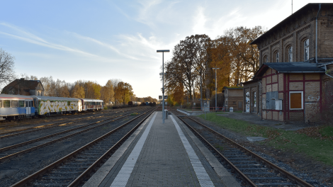 Einst war Meyenburg eine Art Drehkreuz für den Bahnverkehr. Hier endete früher die Bahnverbindung Pritzwalk-Meyenburg sowie die Kremmener Bahn aus Berlin, dem heutigen RE6. Heute fährt die Hanseatische Eisenbahn Meyenburg an., Foto: Björn Haase-Wendt, Antenne Brandenburg