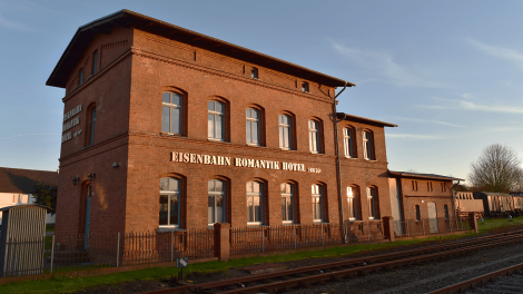 Direkt an der Bahnstrecke in Meyenburg liegt das Eisenbahn-Romantik-Hotel. Gäste können hier an Wochenenden den Ehren-Lokführer-Schein machen., Foto: Björn Haase-Wendt, Antenne Brandenburg