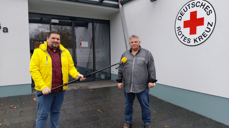 Marko Fischer vom DRK Meyenburg vor dem 2020 eröffneten Bürgerzentrum, Foto: Alex Heisig, Antenne Brandenburg