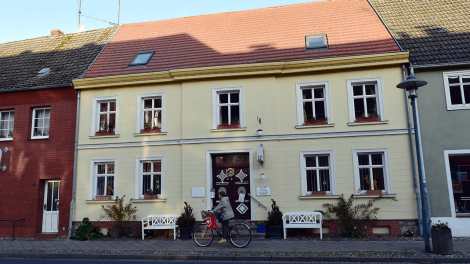 1795 verwüstete ein Stadtbrand einen Großteil von Meyenburg. Das Haus in der Marktstraße 17 ist eines der ersten, das wiederaufgebaut wurde. Heute ist es ein Denkmal., Foto: Björn Haase-Wendt, Antenne Brandenburg