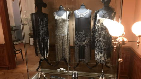 Im Modemuseum gibt es unter anderem Kleider aus den „goldenen 20ern“ zu sehen., Foto: Joern Pissowotzki, Antenne Brandenburg