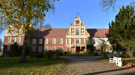 Das Schloss ist das Herzstück und Besuchermagnet in Meyenburg. Um 1865 hatte der Berliner Baumeister Friedrich Adler die bisherigen mittelalterlichen Bauten zum Schlossensemble umgebaut., Foto: Björn Haase-Wendt, Antenne Brandenburg