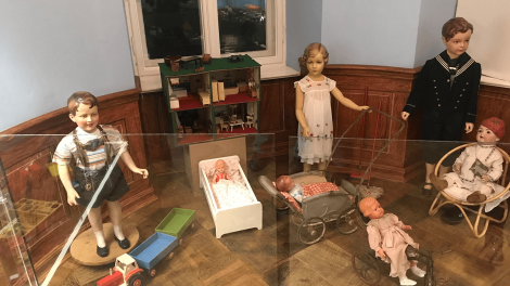 Das Spielzimmer im Meyenburger Modemuseum mit historischen Puppen., Foto: Joern Pissowotzki, Antenne Brandenburg