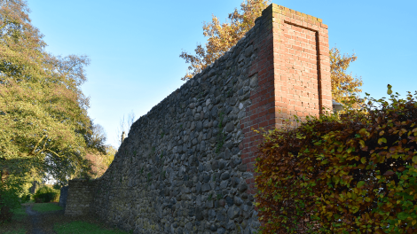 Drei Teilstücke der einstigen Stadtmauer sind in Meyenburg noch erhalten. Sie umschloss die Stadt zu dreiviertel. Heute findet man Teile der historischen Anlage zum Beispiel noch direkt am Schloss., Foto: Björn Haase-Wendt, Antenne Brandenburg