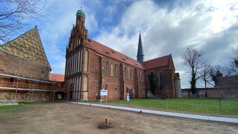 Seitensicht der zwischen 1250 und 1350 errichteten Klosterkirche ,Bild: Antenne Brandenburg/Ralf Jußen