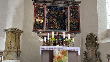 Der dreiteilige Altar der Frauenkirche aus dem 16. Jahrhundert. Er ist das wichtigste Ausstattungsstück der Kirche und stand vor seinem Aufbau in der Klosterkirche Im letzten Jahr wurde die Kirche im Innenraum aufwendig saniert. Die Kirche selbst wurde zwischen 1497 und 1525 erbaut , Bild: Antenne Brandenburg/Ralf Jußen