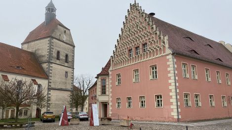 Der aufwendig gestaltete Ostgiebel des Rathauses mit reicher spätgotischer Verzierung und die Frauenkirche von Mühlberg, am Neustädter Markt. Das Kirchenschiff der Frauenkirche wurde von 1487 bis 1525 im gotischen Stil errichtet, Bild: Antenne Brandenburg/Ralf Jußen