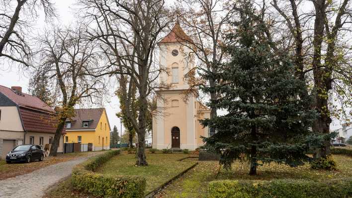 Blick auf die Kirche in Nassenheide, Bild: dpa/Paul Zinken