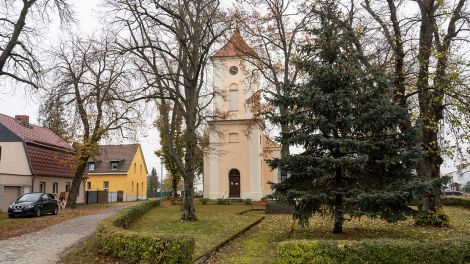 Blick auf die Kirche in Nassenheide, Bild: dpa/Paul Zinken