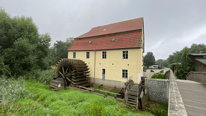 Ab 1910 wurde sie nicht mehr über das Wasserrad, sondern durch Strom des Kraftwerkes betrieben. Nach einem Besitzerwechsel, im letzten Jahr, soll das Areal jetzt zum Schriftstellerhaus und „Kloster der Zuflucht“ umgestaltet werden., Foto: Antenne Brandenburg, Ralf Jußen