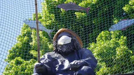 Pritzerbe Fischerdenkmal mit Maske, Bild: Antenne Brandenburg/Christofer Hameister