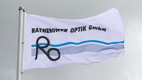 Flagge auf dem Gelände des Unternehmens Rathenower Optik GmbH, Bild: dpa/Soeren Stache