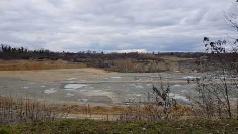 Blick in den Tagebau. Mitten im Ortszentrum endet der Tagebau. Eine Spundwand nahe dem Marktplatz ermöglicht diesen Blick. Der Tagebau ist 70 Meter tief und über vier Kilometer lang, Foto: Antenne Brandenburg/Eva Kirchner-Rätsch