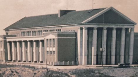 Das Rüdersdorfer Kulturhaus nach seiner Fertigstellung 1956. Bis heute ist der Bau beispielhaft für die DDR-Architektur der 1950er Jahre, Foto: Antenne Brandenburg/Eva Kirchner-Rätsch