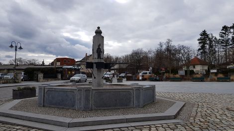 Der neue Rüdersdorfer Marktplatz. Weil das einstige Zentrum dem Tagebau weichen musste, wurde ein neues Zentrum mit Marktplatz gebaut. Der Brunnen erinnert an die Bergbautradition, Foto: Antenne Brandenburg/Eva Kirchner-Rätsch