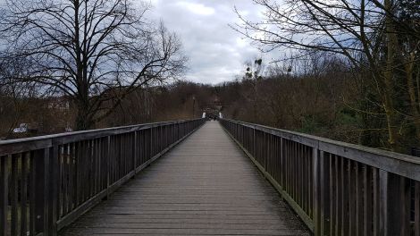 Die Peter-Lübkes-Brücke über den Kalkgraben. Die Fußgängerbrücke ist bei den Rüdersdorfern beliebt. Der ehemalige Amtsdirektor Peter Lübke hatte den Bau der Holzbrücke 2011 initiiert, Foto: Antenne Brandenburg/Eva Kirchner-Rätsch