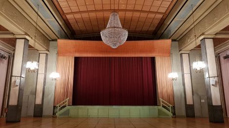 Herzstück des Rüdersdorfer Kulturhauses - der große Saal. Hier wird gefeiert, getanzt und auch geprobt. Karnevalsverein und Bergkapelle haben ihren Sitz im Kulturhaus, Foto: Antenne Brandenburg/Eva Kirchner-Rätsch