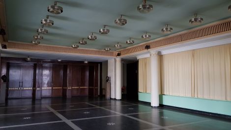 Wie aus der Zeit gefallen. Das Foyer des Rüdersdorfer Kulturhauses mit Lampen, Fußböden und Türen aus den 1950iger Jahren. Auch deshalb ist es heute ein herausragendes Baudenkmal, Foto: Antenne Brandenburg/Eva Kirchner-Rätsch