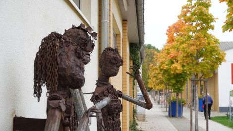 Die lustigen Metallskulpturen von Tobi Möhring schmücken die Rückwand eines Einkaufsmarktes in Schöneiche, Bild: Antenne Brandenburg/Fred Pilarski