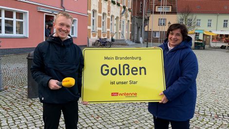 Auch Golßen hat jetzt ein Antenne-Starortschild: Bild: Antenne Brandenburg / Ralf Frenzel
